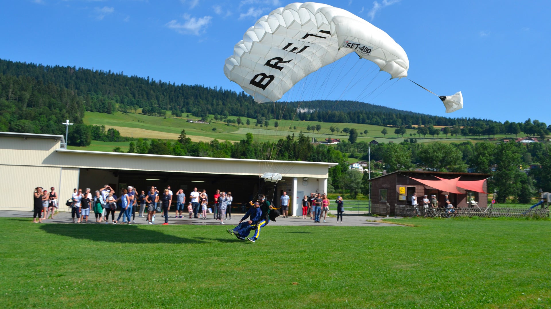 Atterrissage d'un parachute à Môtiers