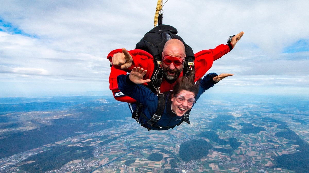 Saut en parachute tandem à 6 000 m au-dessus du paysage suisse — photo Swissboogie