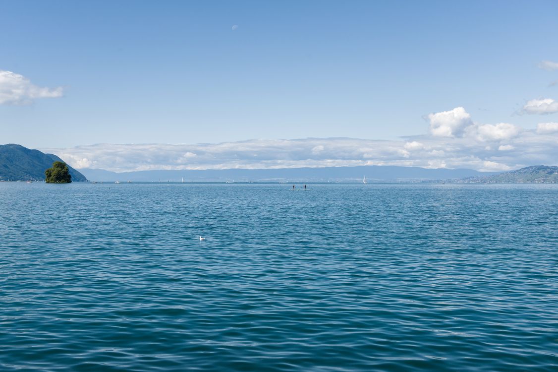Ciel bleu au-dessus du Léman et des montagnes à Montreux – photo de Jean-Paul Wettstein, Pexels