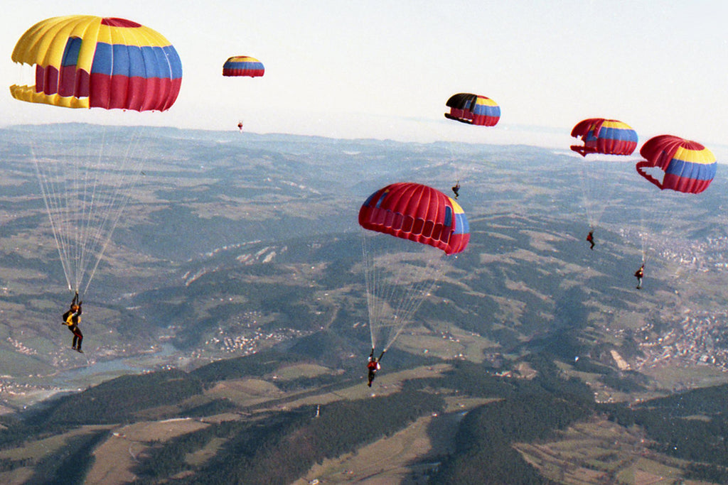 Parachutes dans le ciel avec Swissboogie depuis 1968